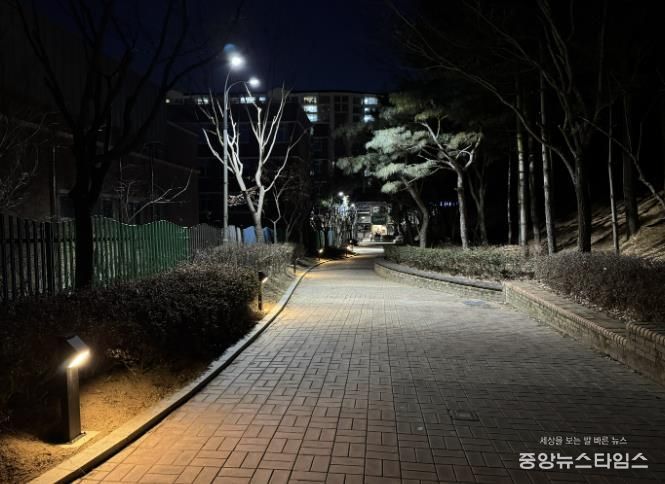 기흥구는 산양초등학교와 구갈중학교 후문의 보행자도로 보안등 등을 교체했다