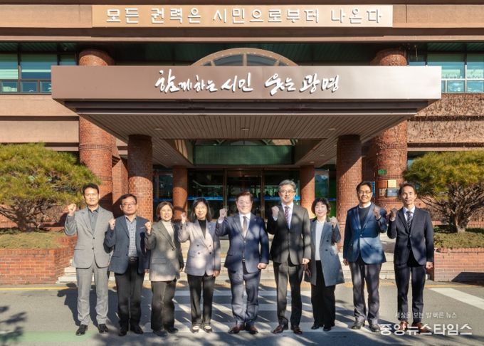 박승원 광명시장(사진 가운데)이 정순욱 부시장(사진 오른쪽 네 번째), 실국장들과 '모든 권력은 시민으로부터 나온다'는 문구가 새겨진 시청 본관 앞에서 기념사진을 촬영하고 있다.(광명시 제공_