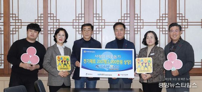 왼쪽부터 삼우보호작업장 박세호 대리, 이기란 팀장, 박동신 시설장, 평택시 정장선 시장, 김현순 장애인복지과장, 평택행복나눔본부 황성식 나눔국장