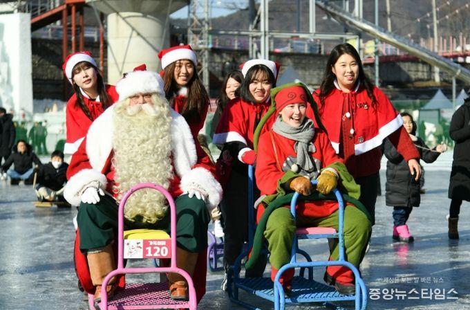 지난 2025 화천산천어축제장을 방문한 핀란드 로바니에미시 산타 마을의 산타클로스와 요정 엘프