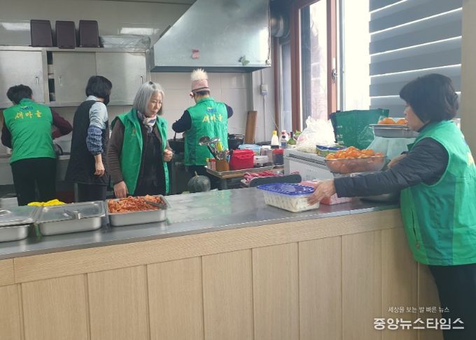 광명시 하안3동 행정복지센터는 지난 5일 행정복지센터 2층 대회의실에서 하안3동 기관·단체장협의회 신년회와 떡국 오찬 행사를 열었다.