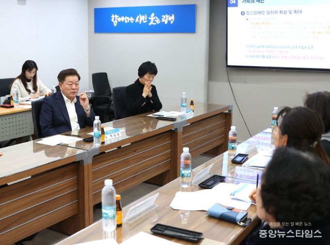 박승원 광명시장이 지난 6일 시청 영상회의실에서 열린 중증정신질환자 가족 대표와의 간담회에 참석해 가족들의 건의사항을 경청하고 있다.(광명시 제공)