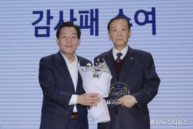 이재준 시장(왼쪽)이 제3대 진성원 협의회장에게 감사패를 수여하고 있다.