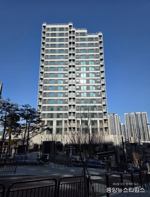 안양 냉천 행복주택(필름 부착 외관 사진).(GH 제공)