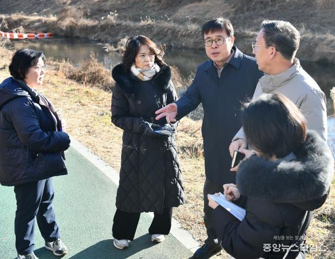 수원시 영통구, 원천리천 징검다리 설치 요구 사항 현장 점검