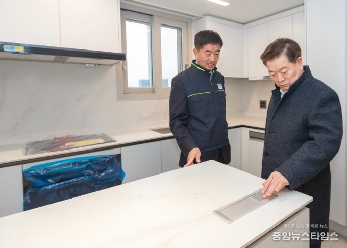 박승원 광명시장이 9일 입주를 앞둔 철산주공10·11단지 주택재건축 정비사업 현장 '철산자이브리에르'를 찾아 준공 전 품질을 점검하고 있다.(광명시 제공)