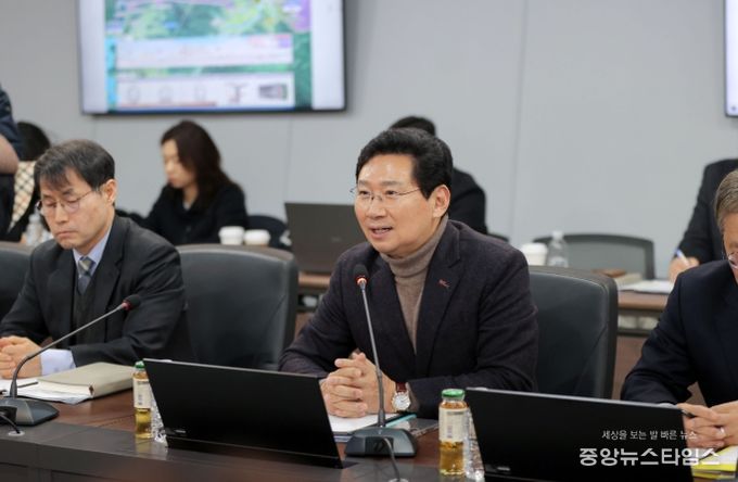 이상일 용인특례시장이 9일 처인구 원삼면에 있는 '용인반도체클러스터 일반산업단지' 현장에서 용인 반도체 프로젝트와 관련해 입장을 설명하고 있다.(용인시 제공)