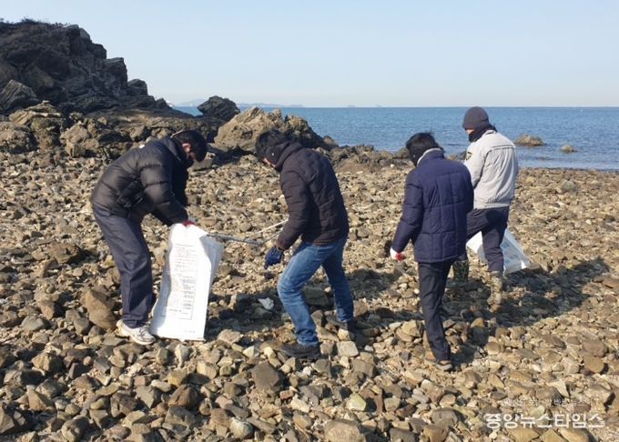 화성특례시가 14일 국화도에서 민관합동 해양방제활동을 하고 있다.(화성시 제공)
