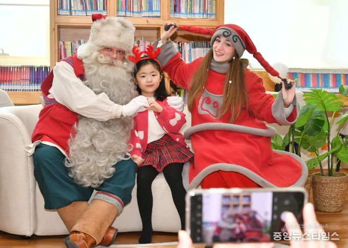 핀린드 로바니에미시 리얼 산타와 요정 엘프가 지난 21일 화천 어린이 도서관을 방문해 어린이들과 즐거운 시간을 보내고 있다