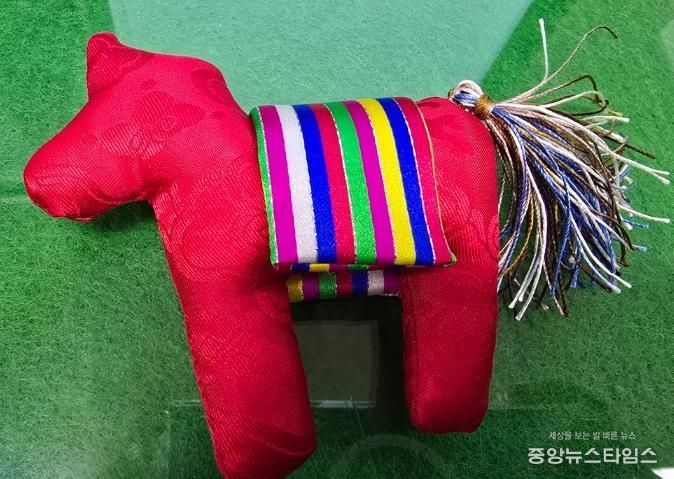 붉은말 자수 키링