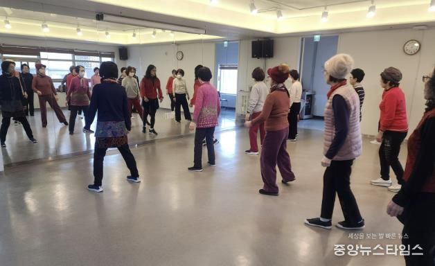 지난 22일 광명시 시민건강증진센터에서 '어르신 건강체조·요가교실'을 진행하고 있다.(광명시 제공)