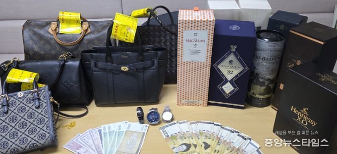 지난해 금융 재테크 자산 은닉 체납자를 대상으로 실시한 가택수사에서 압류한 물품 등.(광명시 제공)