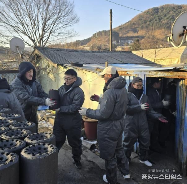 수기사 기갑수색대대, 가평 조종면에 연탄 1,004장 전달