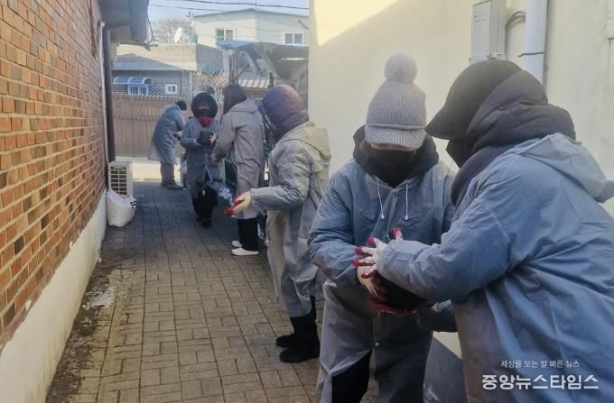 의정부시 고산동, 염광교회 한파 속 빼벌마을에 연탄 1천 장 나눔