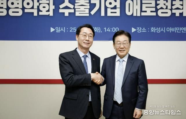 정명근 화성특례시장과 이재명 당시 더불어민주당 당대표가 악수를 하고 있다.(화성시 제공)