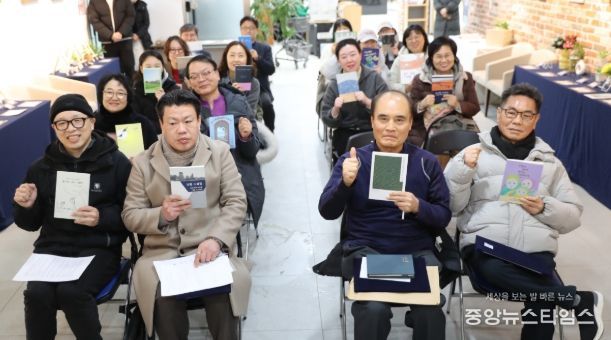 지난 27일 하안도서관 1층 '열린시민전시코너'에서 '2025 광명시 독립출 간담회'를 진행하고 기념사진을 촬영하고 있다.(광명시 제공)