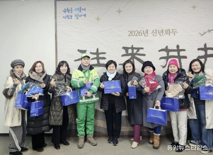 수원시 권선구 곡선동 어울림헤라봉사회, 환경관리원에 방한 물품 전달