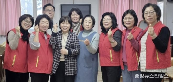 수원시 영통구 매탄1동 지역사회보장협의체, 매탄현대힐스테이트 경로당서 설 맞이 떡국 나눔