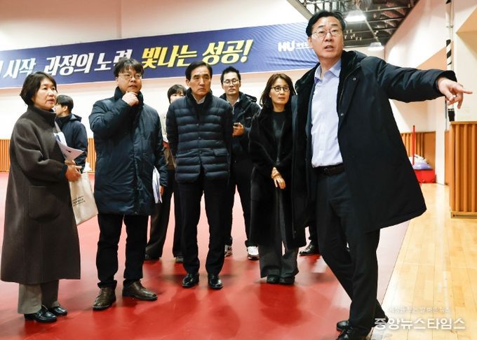 정명근 화성특례시장이 만세구청 개청 준비 현장을 점검하고 있다.(화성시 제공)