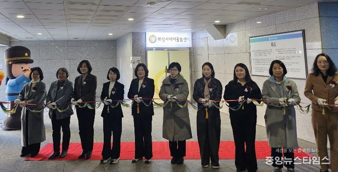 지난 28일 열린 화성시아이돌봄센터 개관식에서 참석자들이 테이프커팅을 하고 있다.(화성시 제공)
