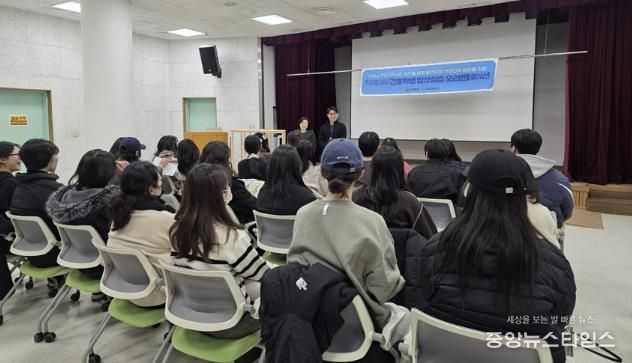 구리시보건소에서 간호학과 학생들을 대상으로 실습 오리엔테이션을 진행하고 있다.