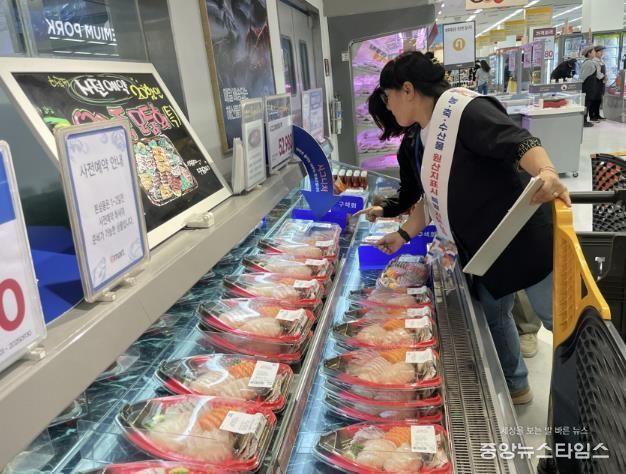 화성특례시 관계자가 2025년 추석 원산지 표시 점검을 하고 있다.(화성시 제공)