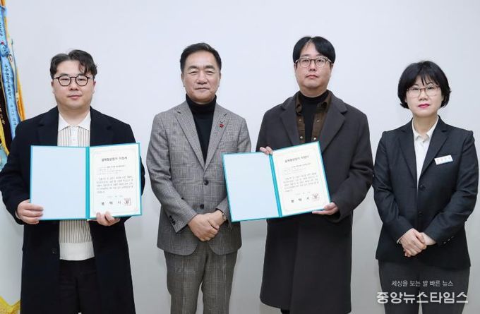 왼쪽부터 현촌 한마음 골목형 상점가 박종혁 회장, 평택시청 정장선 시장, 소사벌 에듀타운 골목형 상점가 김정수 회장, 평택시청 일자리경제과 김보경 과장