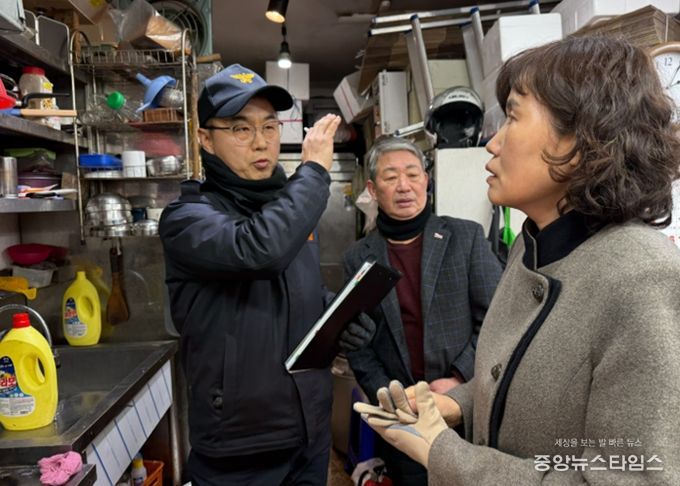 최혜민 광명시 부시장(사진 오른쪽)이 2일 광명전통시장 유관기관 합동 안전점검에 나서 안전 점검을 하고 있다.(광명시 제공)