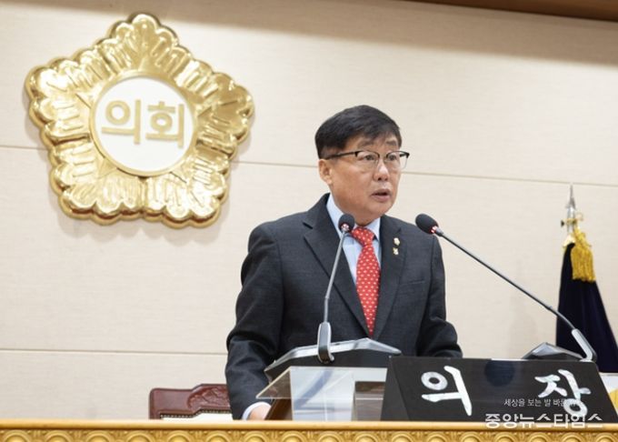 윤창철 의장이 제385회 임시회 제1차 본회의를 주재하고 있다.