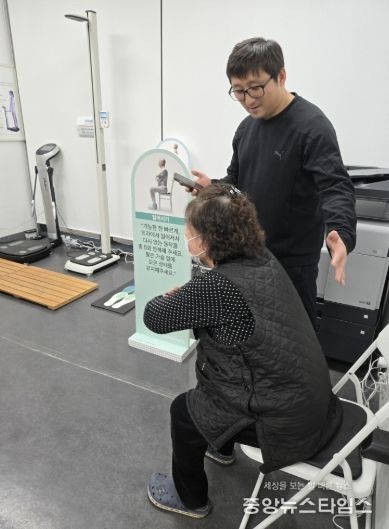 노쇠 검사 서비스를 받고 있는 어르신