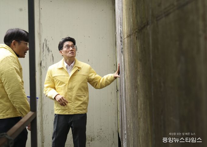 윤성진 화성특례시 제1부시장이 해빙기 급경사지 붕괴위험지역을 찾아 옹벽 상태를 점검하고 있다.(화성시 제공)