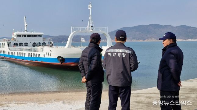 중부해경청장(중앙)이 삼목선착장에서 도선의 안전운항을 당부하고 있다.