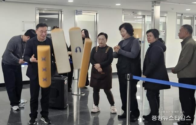 수원시 팔달구, 설 맞이 '행운의 윷 던지기' 직원 격려 이벤트 열어