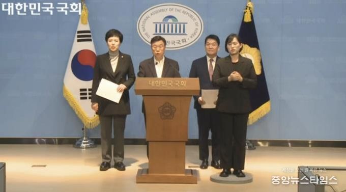 신상진 성남시장이 19일 국회 소통관에서 분당 재건축 물량제한 폐지를 촉구하는 기자회견을 열고 있다.(성남시 제공)