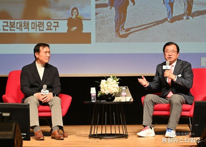 이현재 하남시장(오른쪽)과 임태희 경기도교육감이 지난 2025년 11월 26일 하남교육 토크콘서트 「하이 하남! 미래교육도시로 디자인하다」에 참석해 참석자들과 대담을 나누고 있다.