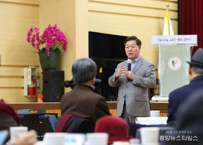 박승원 광명시장이 27일 오후 시청 대회의실에서 열린 '광명역사문화박물관 건립 포럼'에 참석해 인사말을 하고 있다.