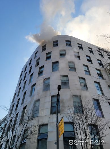 28일 화재 발생한 분당구 백현동 건물 모습.(성남시 제공)