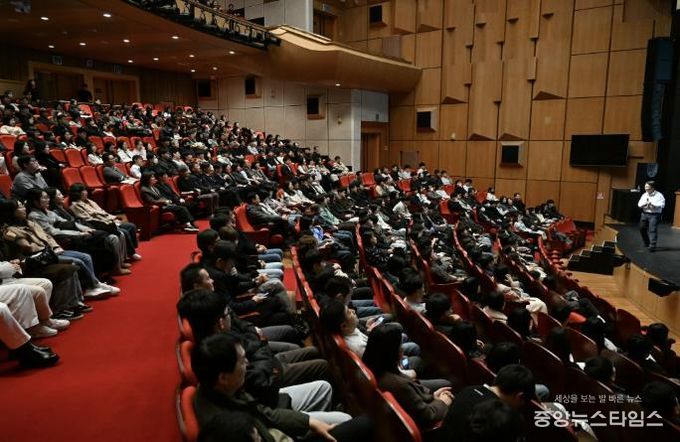 2월 26일 안산문화예술의전당에서 안산시 전 직원을 대상으로 공직자 청렴교육이 진행되고 있다