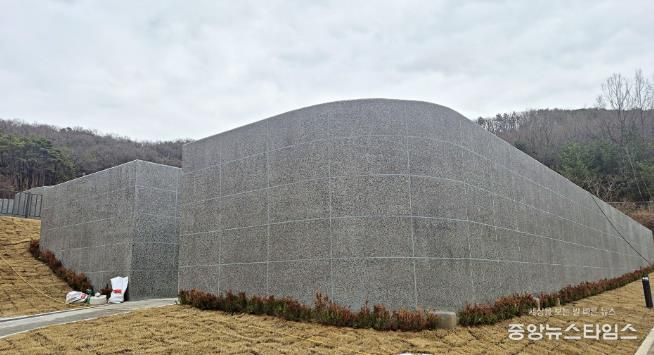 신규 설치된 화성도시공사 함백산추모공원 봉안담 사진.(화성도시공사 제공)