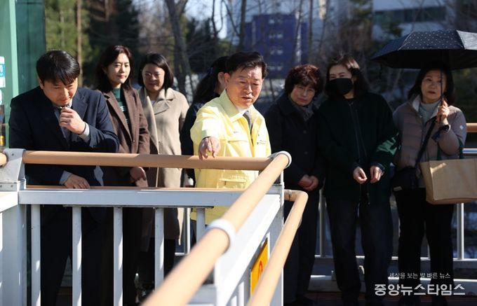 박승원 광명시장이 지난 13일 보수 및 보강공사가 완료된 햇무리 육교를 찾아 현장을 둘러보고 있다.(광명시 제공)