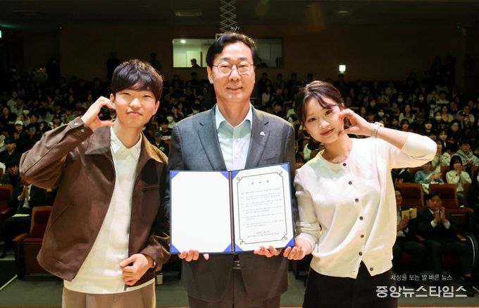 정명근 화성특례시장이 화성시장학관 신규 입사생 대표들과 함께 입사 선서문을 들고 기념촬영을 하고 있다.(화성시 제공)