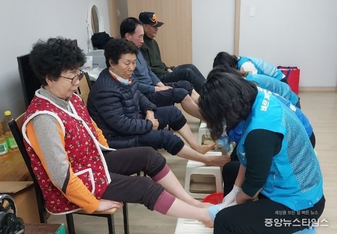 바르게살기운동 동삭동위원회, 경로당 찾아 손발 케어와 이미용 봉사