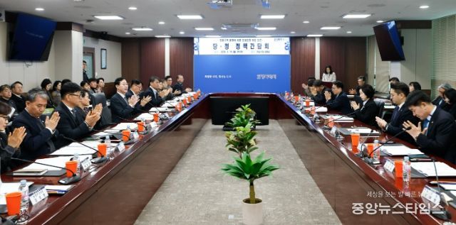 정명근 화성특례시장(오른쪽 줄 가운데)이 16일 시청 상황실에서 당정 정책간담회를 주재하고 있다.(화성시 제공)