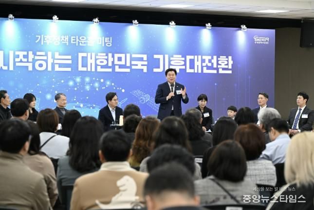 16일 시흥시근로자종합복지관에서 열린 ‘도민 참여형 기후정책 타운홀 미팅’ 행사에서 임병택 시장이 축사를 하고 있다.(시흥시 제공)