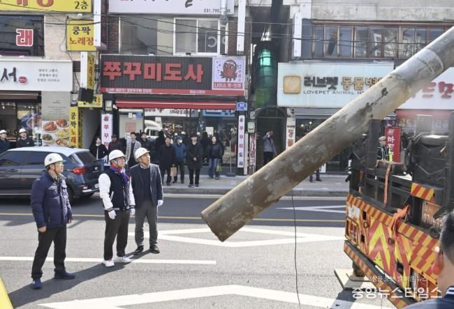 2026년 3월 10일 오전 신장전통시장 일대에서 이현재 하남시장 및 시민들이 지켜보는 가운데 전주가 철거되고 있다.