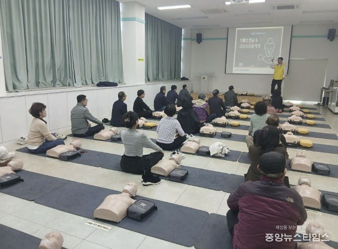 생명지킴이 공동체 안전체험 교육 참가자들이 심폐소생술 실습을 하고 있다