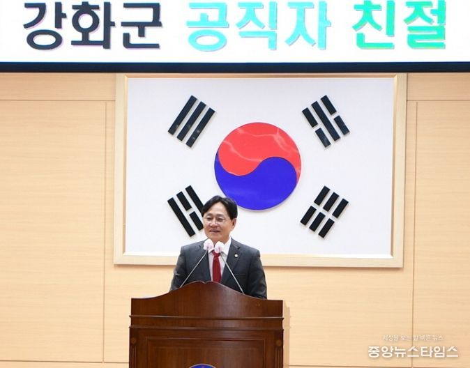 강화군, 소통 ․ 공감으로 민원 서비스 질 높인다(교육에 참여한 박용철 군수)