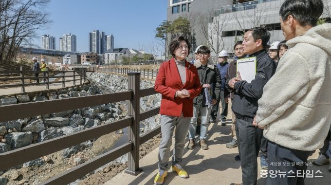 과천시, 지식정보타운 제비울천 산책로 현장점검…3월 말 조기 개방