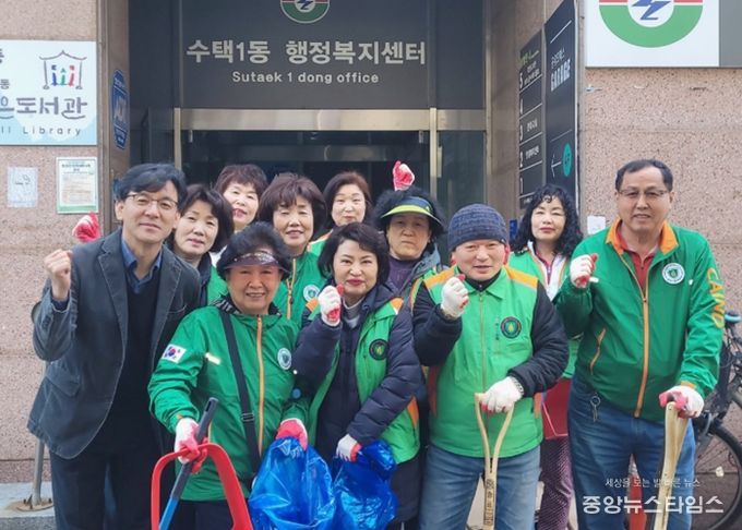 수택1동 자율방재단이 예찰 및 환경정화 활동을 하고 있다.