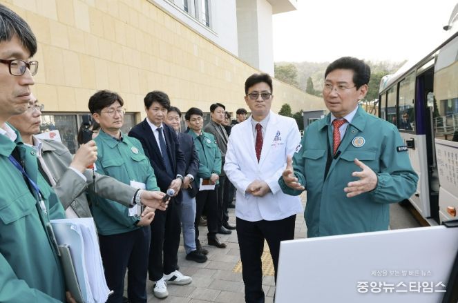 이상일 용인특례시장이 25일 '용인 동백 자율주행자동차 시범사업'을 앞두고 용인세브란스병원에서 차량에 시승하고 자율주행 체계와 안정성을 점검했다.